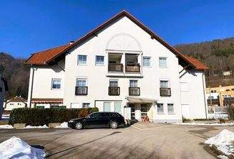 Hausfront, Zufahrt Parkplätze