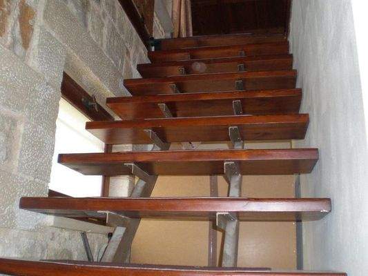 Steinhaus mit Blick auf das Meer und die Schlucht