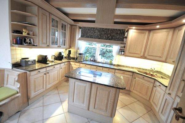 Einbauküche mit Kochinsel