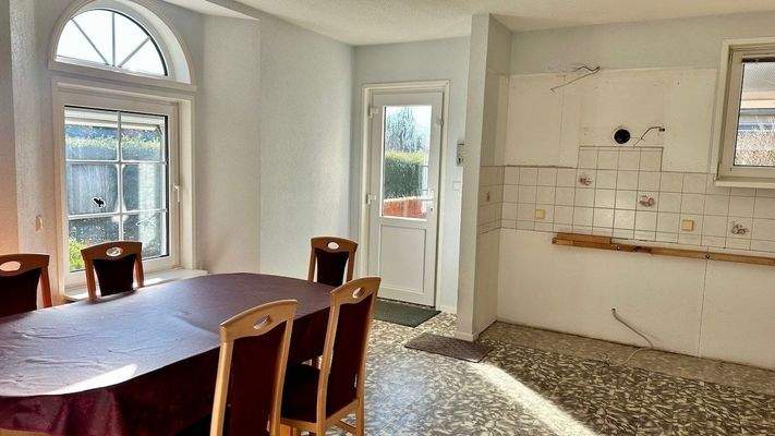 Küche mit Zugang zur Terrasse