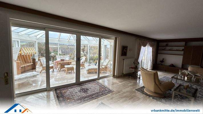 Wohnzimmer mit Zugang zum Wintergarten