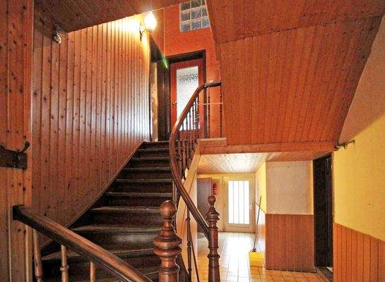 Treppe und Flur im Erdgeschoss
