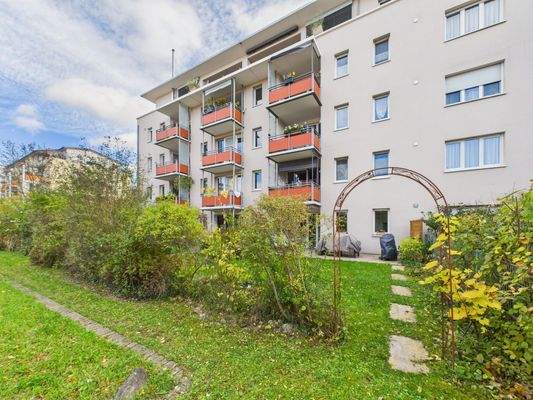 Ansicht vom Garten auf die Loggien