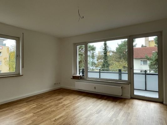 Wohnzimmer mit Balkon