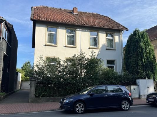Straßenseite mit Zufahrt