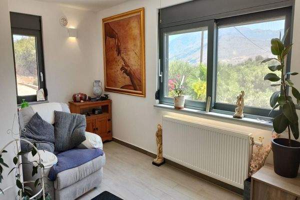 Kreta, Kalamitsi Amigdali: Charmantes kretisches Haus mit privatem Olivenhain und Bergblick zu verkaufen