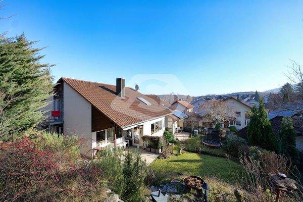 Hausansicht mit Garten