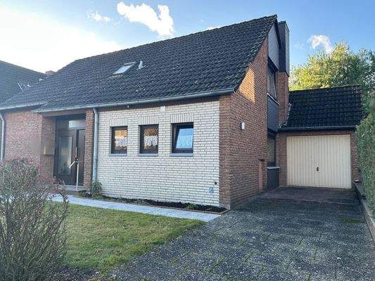 Straßenansicht mit Garage