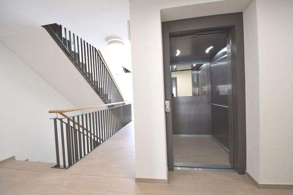 Treppenhaus mit Aufzug