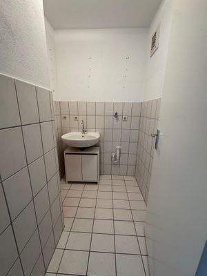 Abstellraum mit Waschmaschienenanschluss