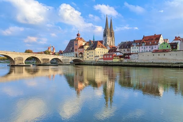 Regensburg Steinerne Brücke und Dom.jpg