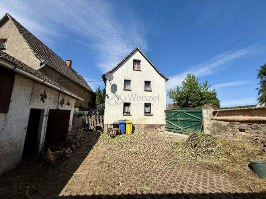 Hofbereich mit Stallungen