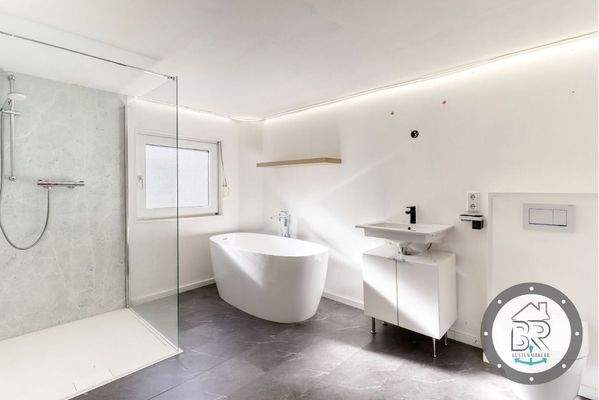 Modernes Badezimmer