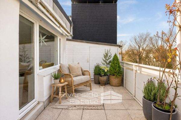 Balkon (neu eingerichtet mit KI)