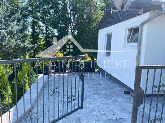 Stellplatz am Haus mit elektr. Tor