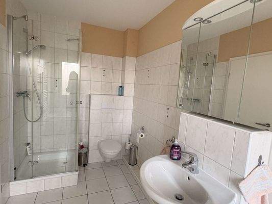 Badezimmer mit Dusche