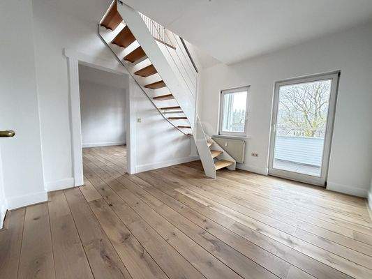 Wohnbereich (3) mit Treppenaufgang ins DG