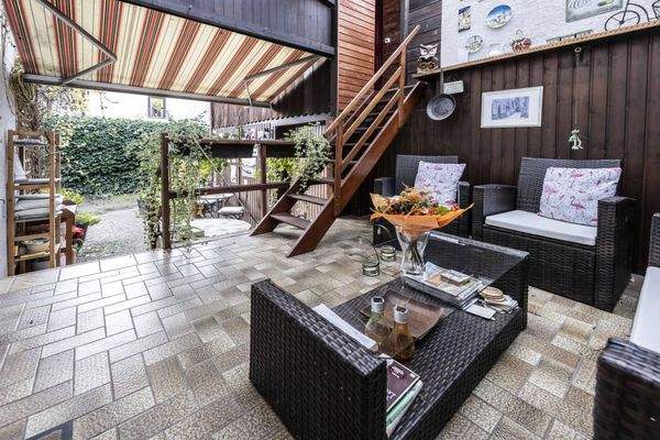 Terrasse mit Blick zum Hof