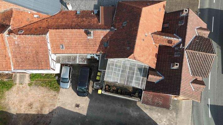 Gesamtansicht der Immobilie mit Hofbereich