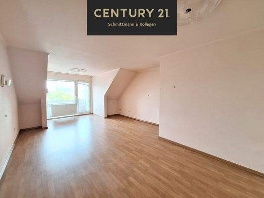 Wohnzimmer mit Zugang zum Balkon