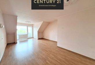 Wohnzimmer mit Zugang zum Balkon