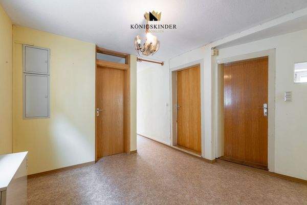 1.OG Treppenhaus / Flur- Verbindung mit Charakter – klassisches Treppenhaus mit viel Tageslicht