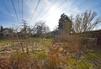 sonniges Baugrundstück