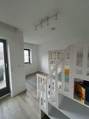 Kinderzimmer mit angrenzenden Balkon 