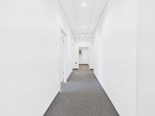 Flur - Blick Richtung Büroräume