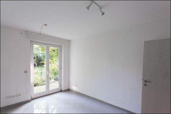 Weiteres großes Zimmer/z.B. Homeoffice im EG mit Terrassentür
