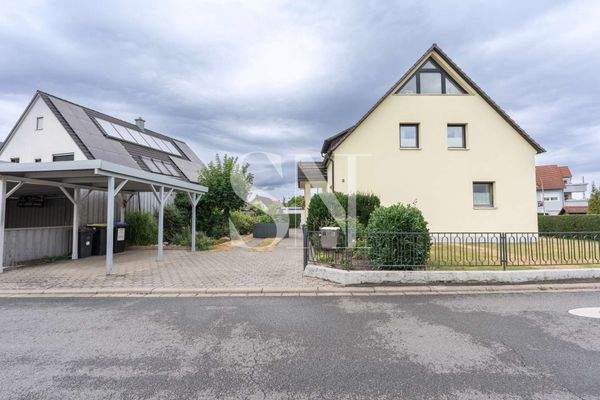 Einfahrt mit Carport