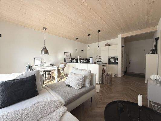 vom Wohnbereich hinüber zur Küche