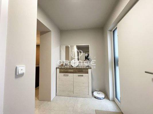 ...bitte folgen Sie mir in den Wohn-Eß-und Kochbereich