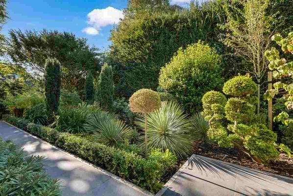 Gartenanlage im Sommer