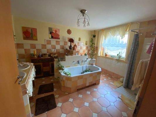 Badezimmer mit ebenerdiger Dusche und freistehender Badewanne