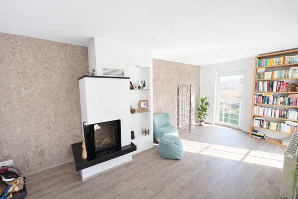 Wohnzimmer mit Kamin