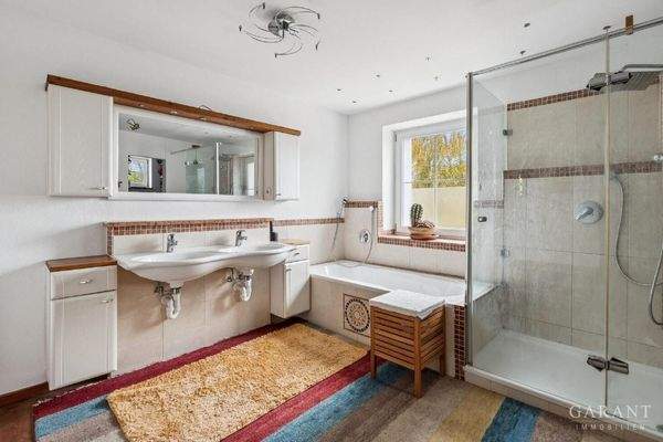 Badezimmer mit Ankleide im O.G.