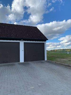 Garage rechts mit Stellplatz davor