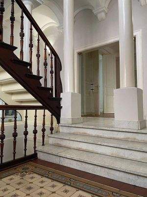 Säulen im Treppenhaus.jpg