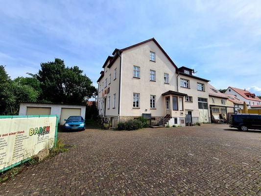 Zufahrtsansicht und Hof