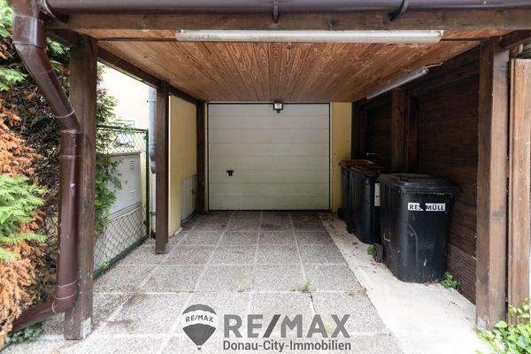 30 Carport vor der Garage