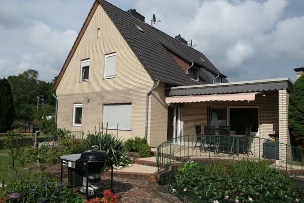 Hausansicht mit Terrasse