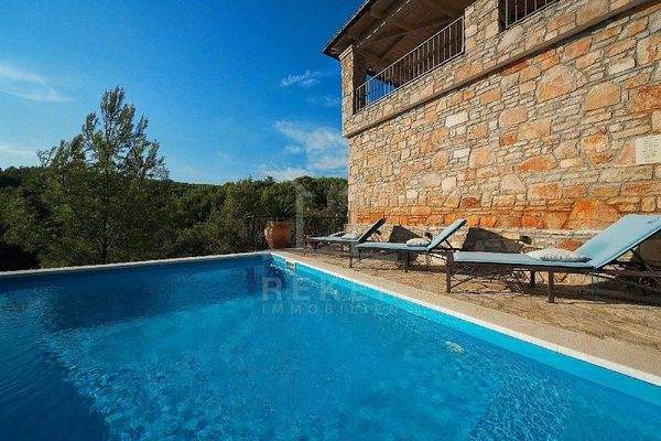 Sorgenfreie Harmonie im herrlichen Pool