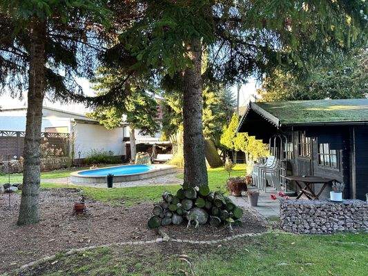 Garten, Gartenhaus und Swimmingpool