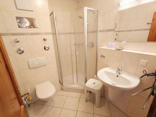 Badezimmer mit Dusche