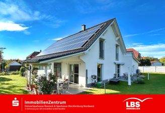 Hinteransicht mit Terrasse und Grundstück