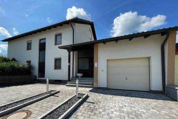 Außenansicht & Garage