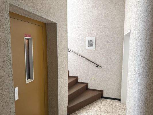 Treppenhaus/ Aufzug