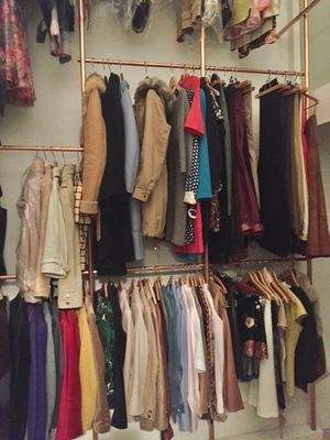 Ankleide mit Kleider.jpg