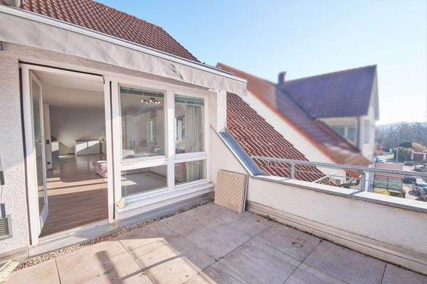 Sonniger Balkon mit Markise